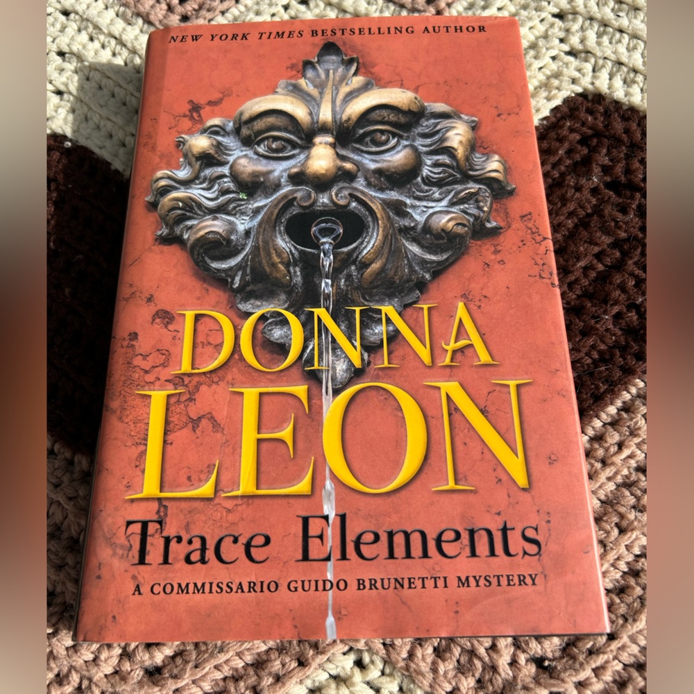 Trace Elements ⭐️ Donna Leon. Excellent condition hardcover book